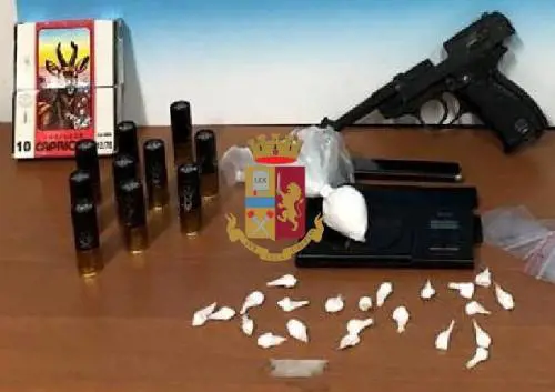 Blitz dei poliziotti, scoperte armi e cocaina
