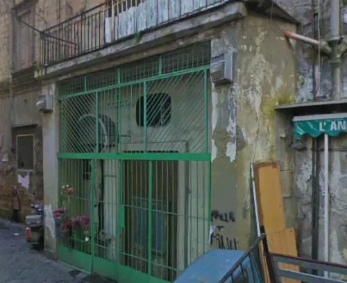 Napoli, minaccia agenti con un seghetto: fermato clandestino ghanese