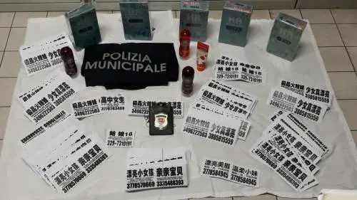 Migliaia di adesivi per reclamizzare una casa chiusa di Prato. Cinese denunciato