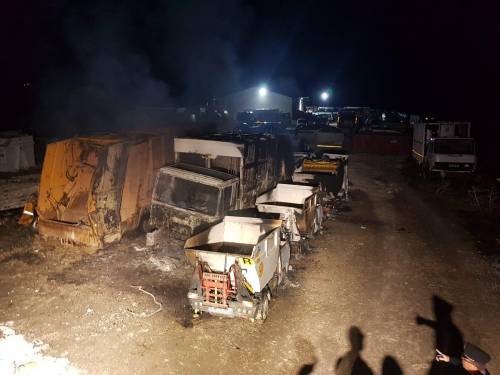 Oltre 40 mezzi per la raccolta dei rifiuti distrutti in un incendio a San Giuseppe