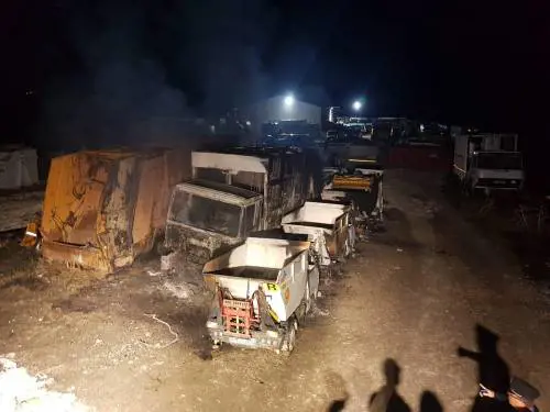 Oltre 40 mezzi per la raccolta dei rifiuti distrutti in un incendio a San Giuseppe