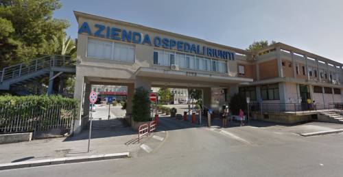 Anziano li rimprovera: in 15 lo circondano e lo pestano