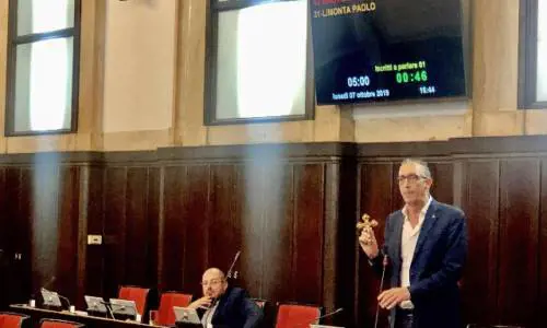 Il consigliere della Lega appende il crocifisso. E in Consiglio comunale scoppia la bagarre