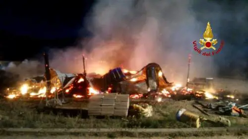 Cagliari, chiosco distrutto dalle fiamme 
