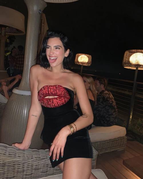 Dua Lipa e il fidanzato lanciano un’altra moda di coppia