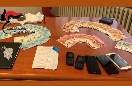 Reggio Emilia, due immigrati fuggono seminando dosi di cocaina