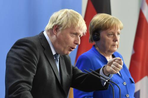 Brexit, la Merkel contro Johnson: "Accordo quasi impossibile"