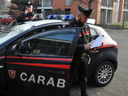 Rho, tenta il suicidio e aggredisce i suoi salvatori. Vigilessa morsa a un braccio