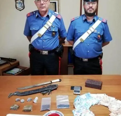 Arrestato ex black bloc: in casa aveva un machete e potenti droghe allucinogene