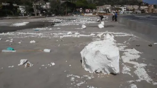 Mondello, si spezza un pontile galleggiante: spiaggia invasa dal polistirolo