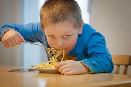 Italia, un bambino su tre è in sovrappeso o obeso. Record europeo