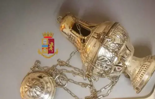 Furto sacrilego durante la messa