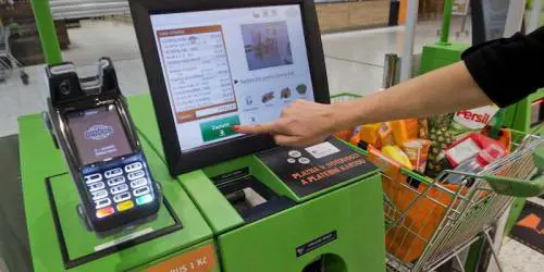 Pagano un euro ma portano via merce per mille: giovane coppia in manette