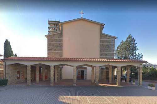 Arezzo, straniero da di matto e danneggia arredi in chiesa: fermato