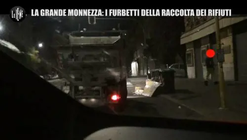 Roma, la truffa scoperta dalle Iene: "Così guadagnavano senza raccogliere i rifiuti"