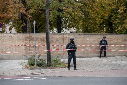 Spari alla sinagoga nel giorno della festa L'odio in diretta web: "Gli ebrei il problema"
