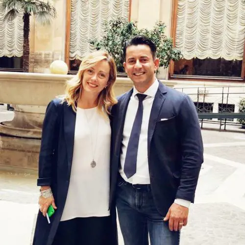 Lascia il M5S per Fratelli d'Italia: gli urlano "venduto" ed è rissa alla Camera