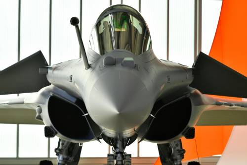 Ora Macron penetra in India: Modi compra i caccia francesi