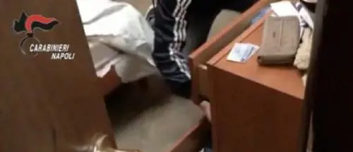 Spacciavano droga davanti ai figli minorenni: arrestati quattro pusher