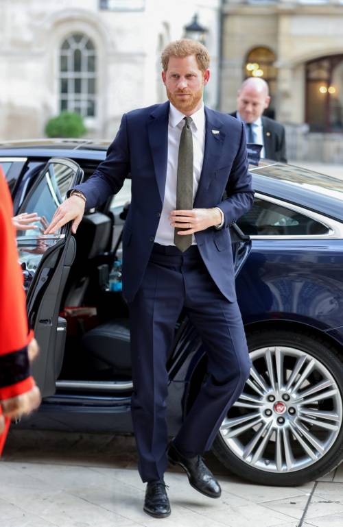 Bufera sul Principe Harry. La royal family è preoccupata per il suo comportamento 