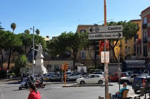 Annuncio immobiliare su un semaforo: il fenomeno delle affissioni abusive