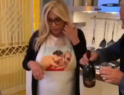 Mara Venier a cena con i due mariti, Carraro e Calà: il video fa il giro del web