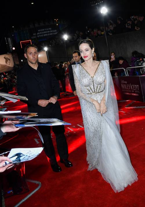 Angelina Jolie con figli a seguito per l'anteprima londinese di "Maleficent" 