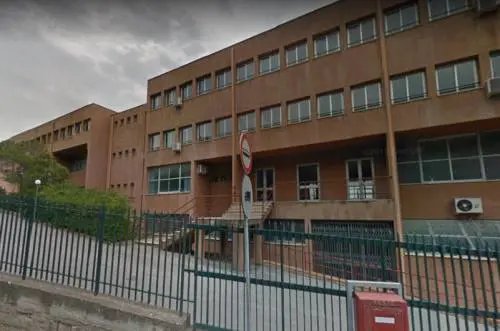 Cellulari in classe, la preside li autorizza: "Ma solo in due pause"