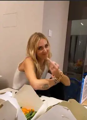 "Chiara Ferragni ubriaca". Fedez scherza con la moglie e lei gli mostra il dito medio