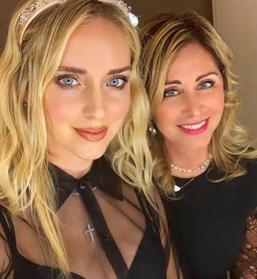 Chiara Ferragni posa con la mamma, i fan restano spiazzati