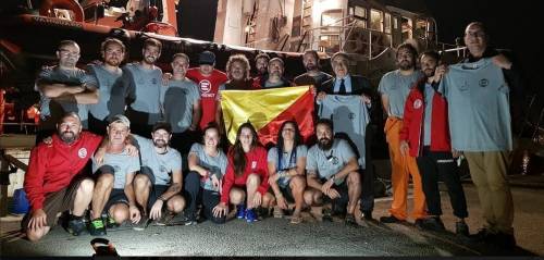 Open Arms a Palermo, Orlando sale a bordo e regala bandiera della città