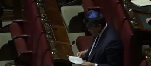 Fiano in Aula con kippah contro la strage di Halle
