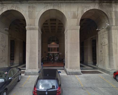 Bologna, segrega moglie in casa e la pesta a sangue: preso tunisino
