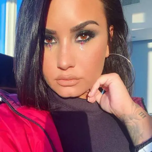 Demi Lovato spiega la tossicodipendenza ricordando un amico deceduto
