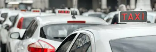 Milano, rapinatore sale sul taxi e punta coltello alla tassista: lei lo disarma