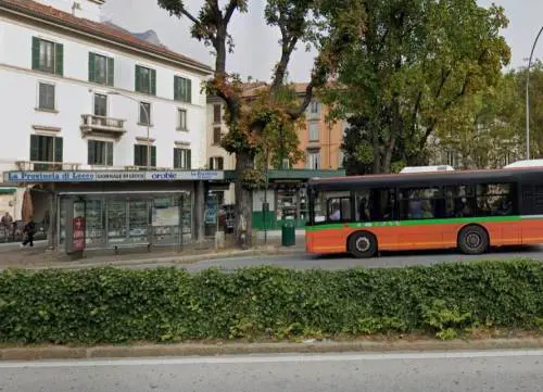 Straniero col biglietto non in regola aggredisce due controllori