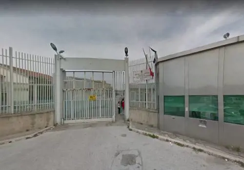 Dalla sua cella telefona ai carabinieri: polemica a Foggia