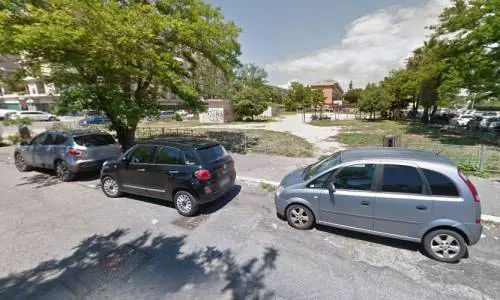 Ostia, armato di martello danneggia auto e minaccia passanti