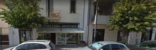 Assalto alla gioielleria: titolare stordita col taser