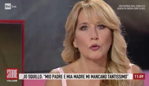 Jo Squillo in lacrime mentre ricorda i genitori scomparsi