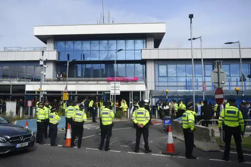 I “gretini” di Extinction Rebellion occupano l’aeroporto di Londra City
