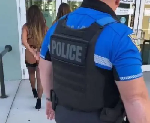 Partecipa al video "hot" di ex modella Playboy: agente nei guai