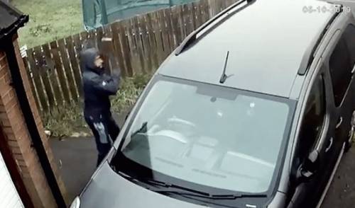 Ladro cerca di rompere finestrino ma il mattone rimbalza e lo ferisce