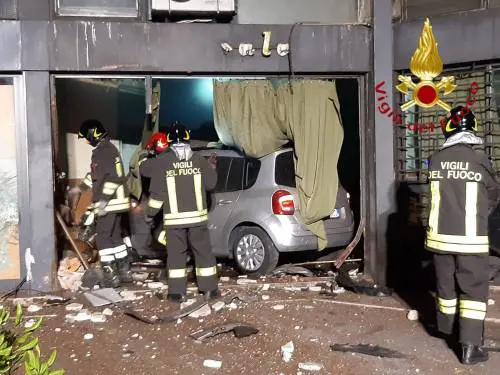 Sfonda la vetrina del negozio per scappare alla polizia