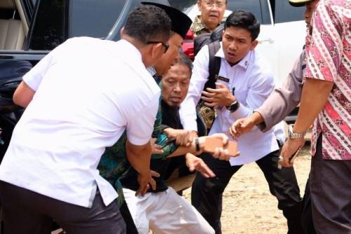 Indonesia, accoltellato ministro della Sicurezza. C'è l'ombra dell'Isis
