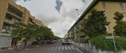 Ostia, si fingono poliziotti e tentano rapina in casa: caccia a tre malviventi