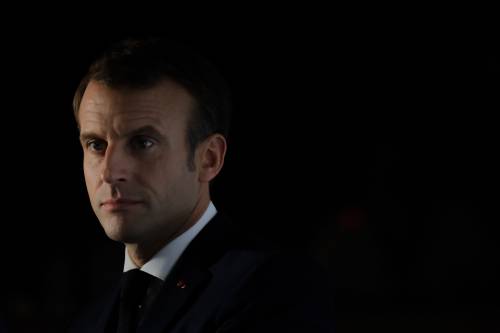 Macron ora è sempre più solo: tutti i guai in casa e in Europa