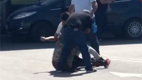 La colluttazione, poi il tunisino sfila la pistola alla vigilessa: ecco il video