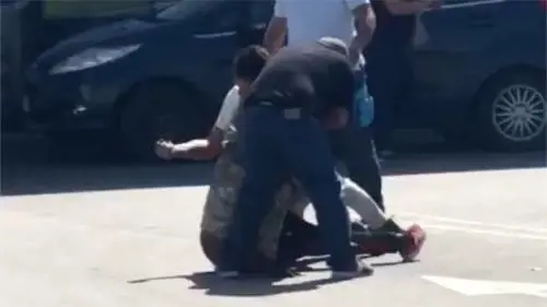 La colluttazione, poi il tunisino sfila la pistola alla vigilessa: ecco il video