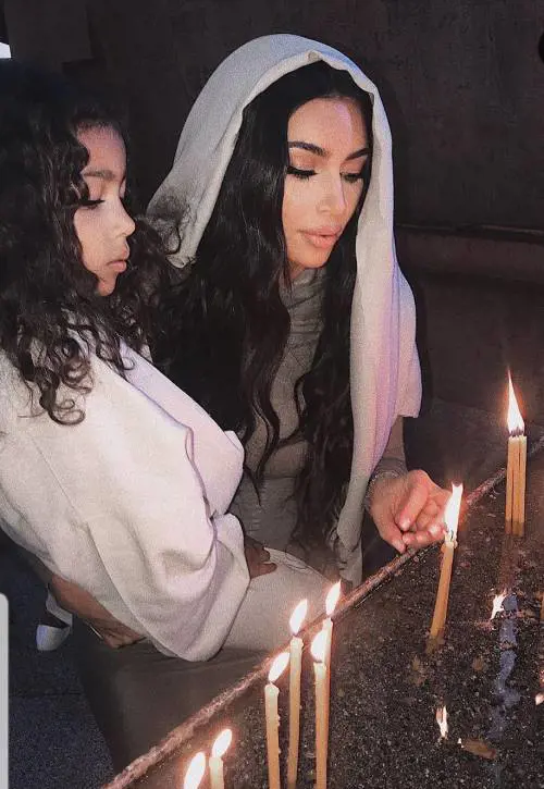 Kim Kardashian battezzata in Armenia insieme ai figli